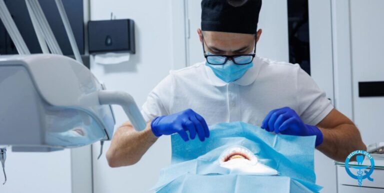 Dentysta w gabinetzie stomatologicznym przeprowadza zabieg chirurgicznego pokrycia odsłoniętych szyjek zębowych pacjenta.